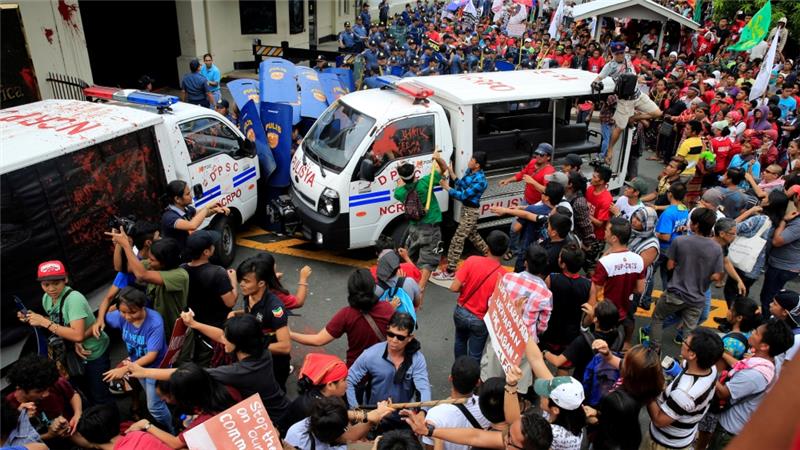ಪ್ರತಿಭಟನಾನಿರತರ ಮೇಲೆಯೇ ನುಗ್ಗಿದ ಪೊಲೀಸ್ ವ್ಯಾನ್